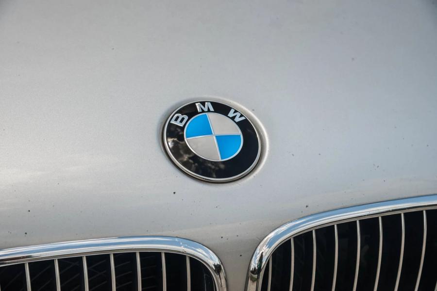 Логотип BMW M5 (E39) 2003 года  (фото 31 из 148)
